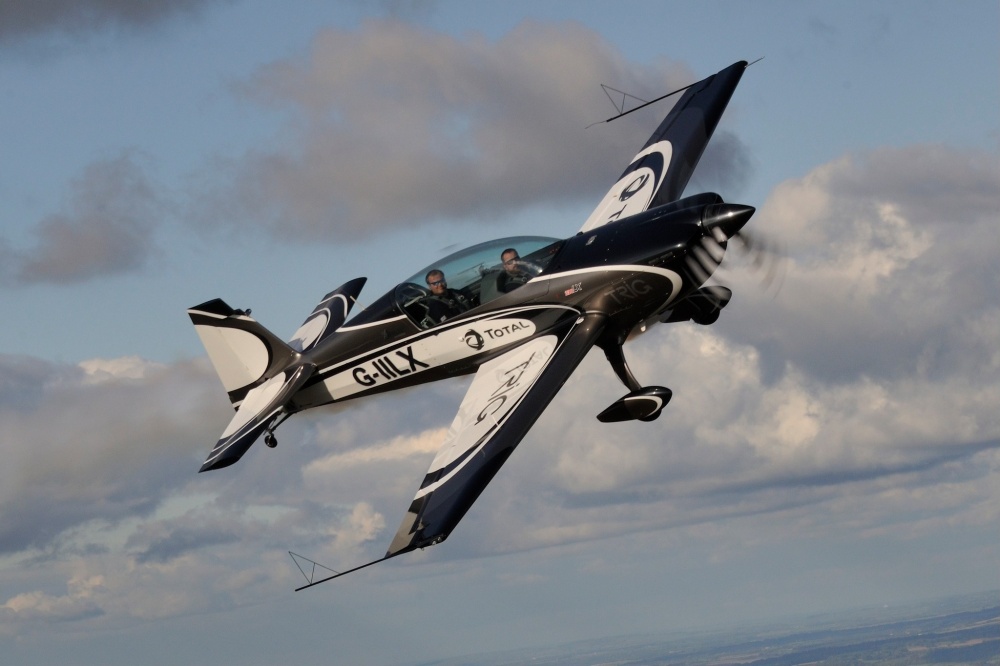 20 Minute Extra 330 Aerobatic experience with pre and post flight briefing